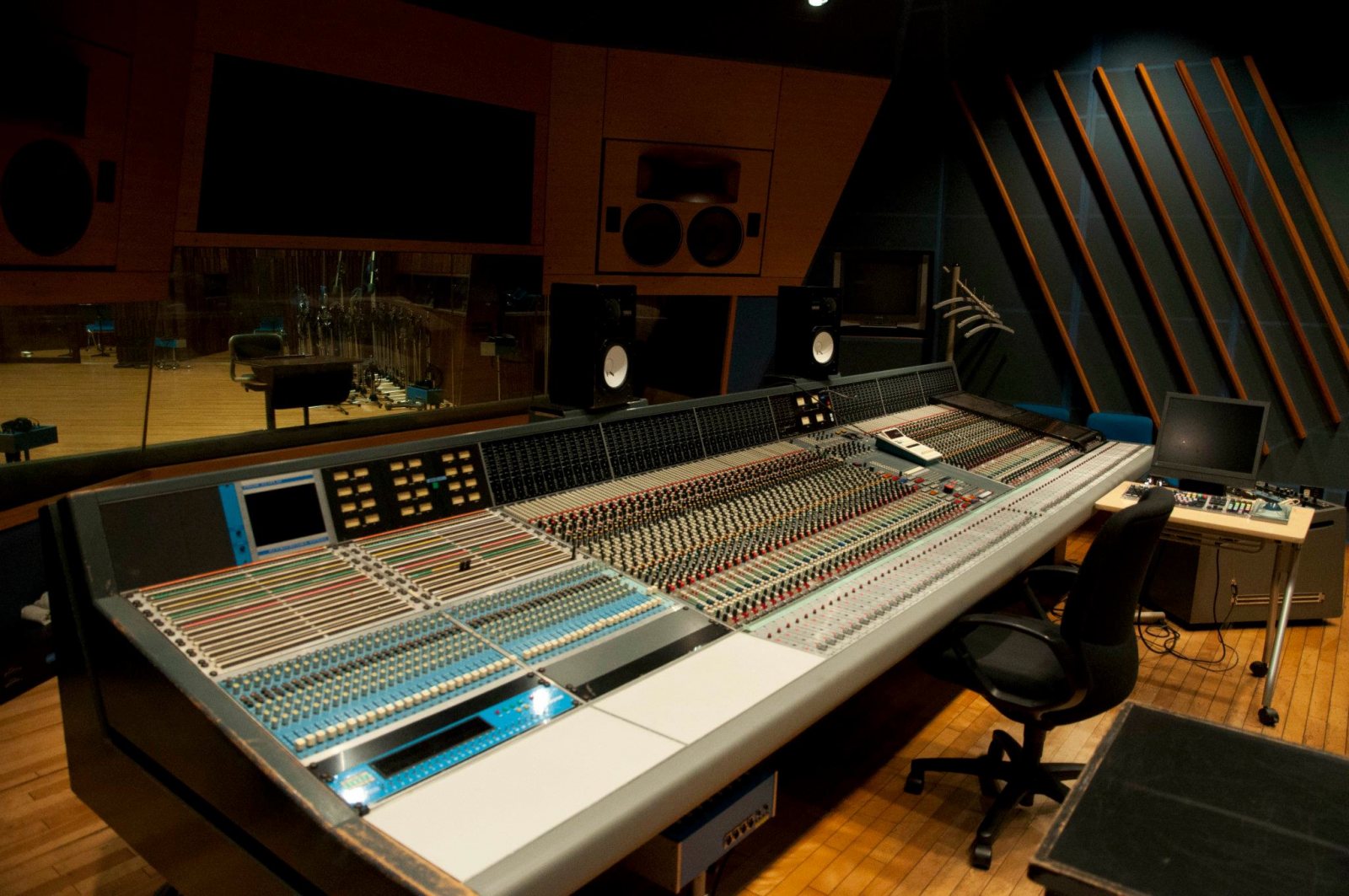 Neve_VR-72_with_FF_at_Studio_1_Control_R