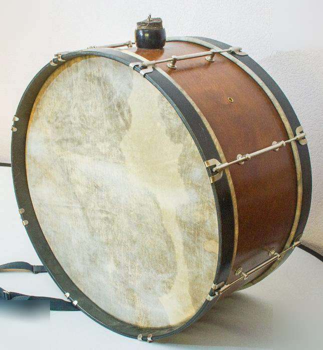 Старые бассы. Hansa барабан 9034220. Бас барабан 26 дюймов. Большой барабан. Старинный барабан.