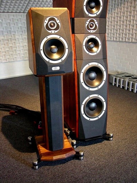 ubiq_audio_ubiqu_integrated_amplifier_model_one_speakers_special_edition_review_matej_isak_2016_2017_mono_and_stereo_high_end_audio_review_test_ - 1.jpg