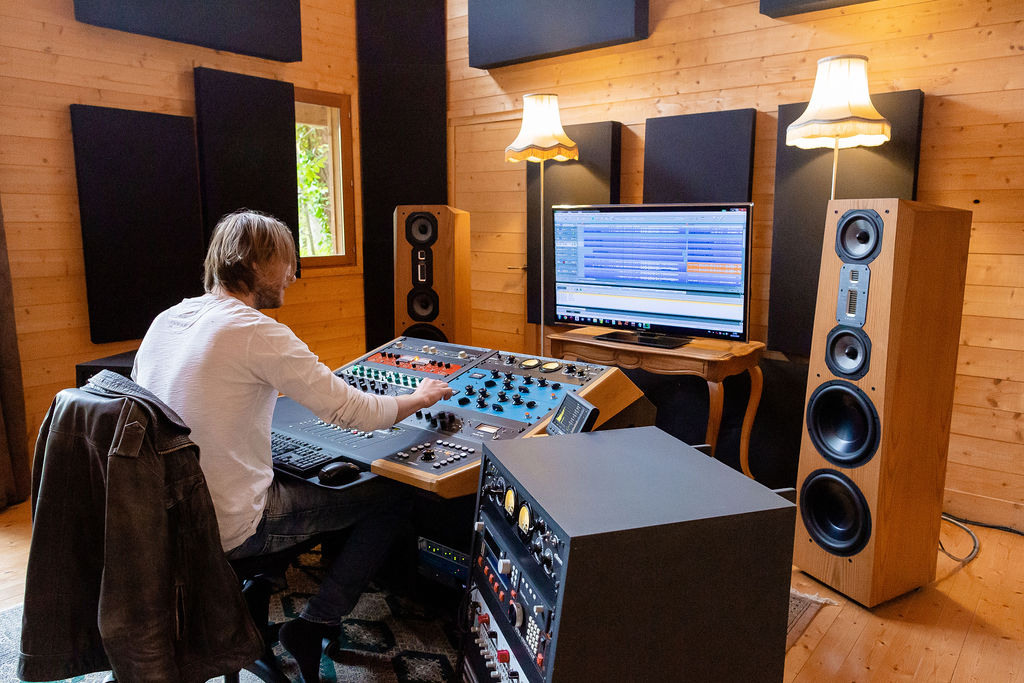 1292199055_Jean-Charles-at-Console(2).jpg.b67f264de9bc0edb0072225329da2d66.jpg